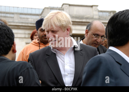 Maire de Londres Boris Johnson sur walkabout à 2008 Le Vaisakhi Festival du nouvel an sikh à Trafalgar Square de Londres. Banque D'Images
