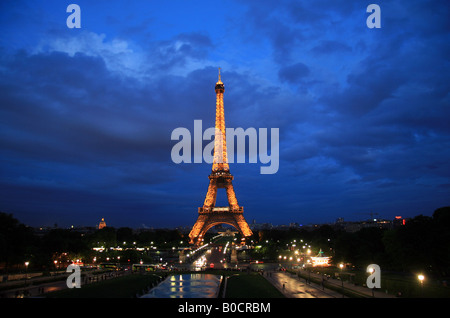 La Tour Eiffel au coucher du soleil vue depuis les jardins du Trocadero sur une soirée à Paris. Banque D'Images