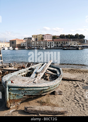 Image en noir et blanc d'un vieux bateau de pêche grec dans le port de chaina, Crète, Grèce Banque D'Images