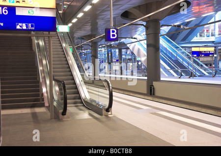 Escaliers mécaniques à la gare centrale de Berlin, Berlin Hauptbahnhof, Berlin, Allemagne, avril 2008 Banque D'Images