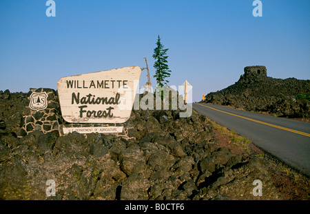 Vue d'un écoulement de lave sur le McKenzie Pass Scenic Byway dans la forêt nationale de Willamette Banque D'Images