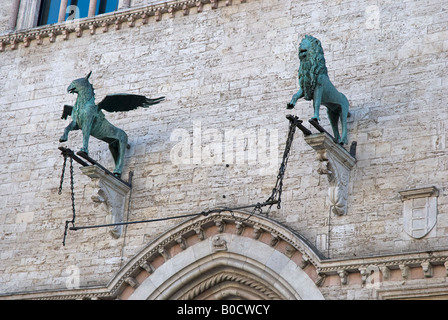 Vue avant du Guelfic Lion et Pérouse s Gryphon au-dessus de porte principale de priors palace à Pérouse Banque D'Images