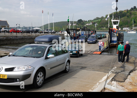 Les wagons dont le déchargement de la hausse en traversier Dartmouth, Devon, UK Banque D'Images