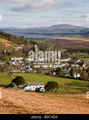 Vue sur le village de Braithwaite et lointain Lac Bassenthwaite vu de l'est tombée au-dessus de peu de Braithwaite, Cumbria, England, UK Banque D'Images