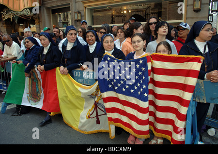 Les fidèles et les curieux se réunissent sur la Cinquième Avenue à New York pour voir le Pape Benoît XVI salue la foule Banque D'Images