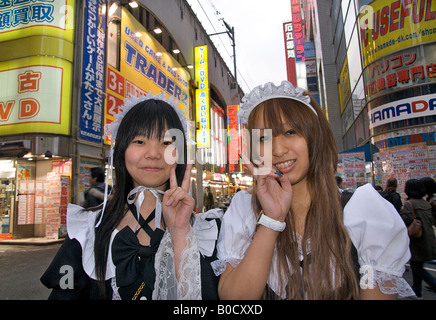 Les jeunes femmes japonaises en costume de femme. Akihabara Electric Town Tokyo Japon Banque D'Images