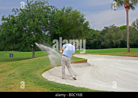 Frapper à partir de la fosse de sable Banque D'Images