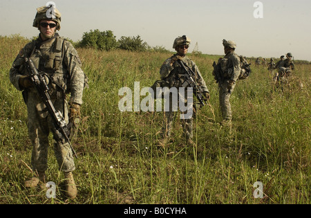 Les soldats de l'Armée U S'effectuer une patrouille à pied dans l'Iraq à Yusufiyah localiser trois soldats disparus le 20 mai 2007 Banque D'Images