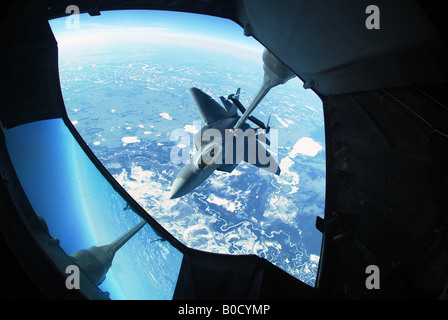 Air Force F 22 Raptor avion prend sur le carburant d'un aéronef de l'extension 10 KC 26 000 pieds au-dessus de Eielson Air Force Base en Alaska Banque D'Images