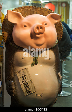 Pig-sculpture racoon à l'extérieur d'un restaurant japonais, Tokyo, Japon. Fusion de la figure folklorique de Tanuki avec un cochon. Banque D'Images
