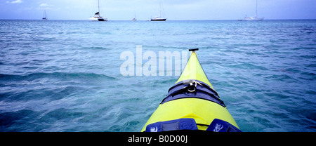 Kayakiste de mer sur le Belize Barrier Reef Banque D'Images