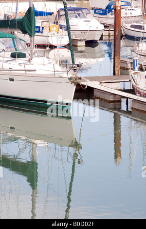 Bateaux amarrés au port de Ramsgate Kent Marina Banque D'Images