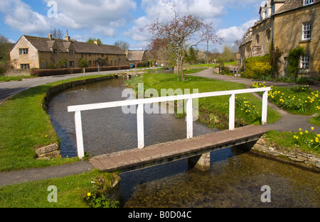 Passerelle au-dessus de l'Œil La Rivière dans joli village de Lower Slaughter Gloucestershire Angleterre UK UE Banque D'Images