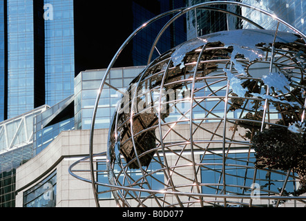 New York, Columbus Circle. Globe en acier inoxydable devant le Trump International Hotel and Tower sur Central Park West. Deutsche Bank Center. Banque D'Images