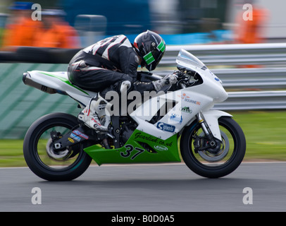 James Hillier Équitation une Kawasaki moto dans le championnat Supersport britannique Silkolene à Oulton Park Cheshire England UK Banque D'Images