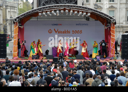 Danseurs sur scène à la le Vaisakhi 2008 Festival du nouvel an sikh à Trafalgar Square London Banque D'Images