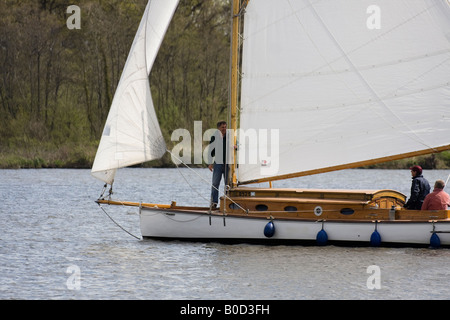 La voile sur Wroxham Large - Norfolk Broads Banque D'Images