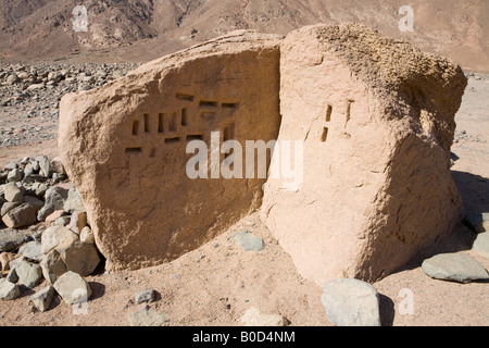 Carrière ancienne marques sur rock à la ville romaine à Mons Porphyrites, les collines de la mer Rouge, Désert, Egypte Banque D'Images