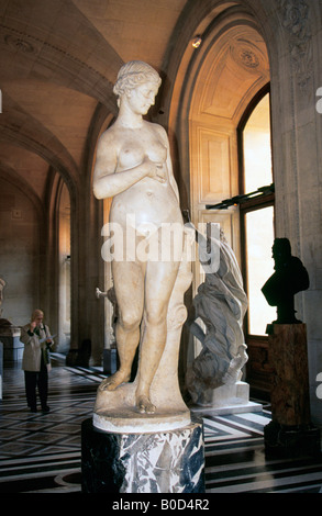 La célèbre sculpture hall à l'intérieur du musée du Louvre sur la Seine à Paris Banque D'Images