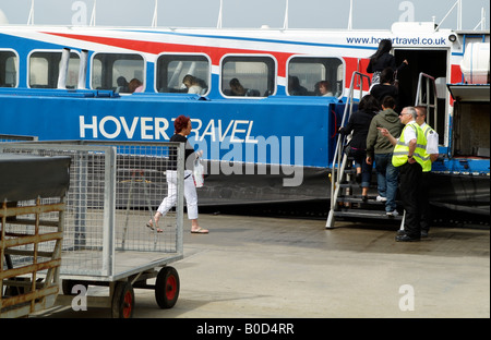Les passagers d'aéroglisseur Freedom 90 GH 2114 de la flotte Hovertravel Portsmouth en route vers le sud de l'Angleterre, Royaume-Uni Banque D'Images