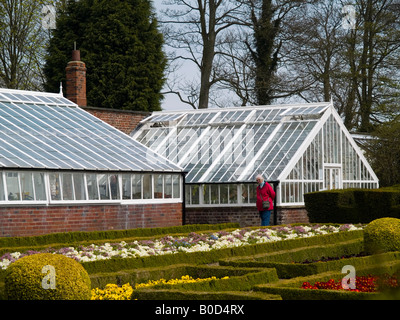 Une serre et les fleurs de printemps dans le jardin clos à Sewerby Hall Banque D'Images