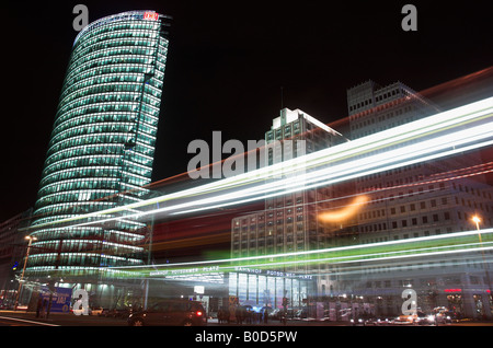 Le trafic passant sur la Potsdamer Platz de nuit, Berlin, Allemagne, avril 2008, low angle view Banque D'Images