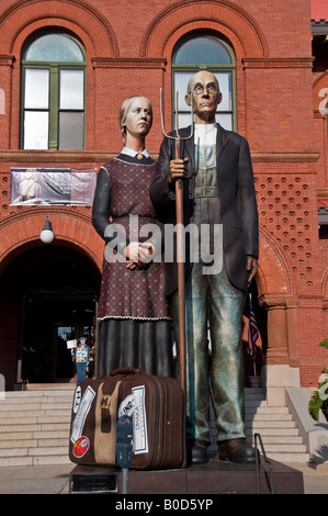 American Gothic de Grant Wood qu'une statue à l'extérieur du bâtiment historique maison des douanes à Key West en Floride Banque D'Images