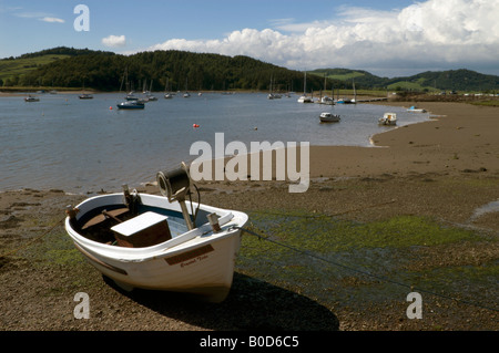 En regardant vers la marina de Kippford, Kirkcudbrightshire, Galloway, au sud ouest de l'Écosse avec un petit bateau à l'avant-plan. Banque D'Images