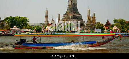 Prang Wat Arun, Temple de l'aube et les bateaux le long de la rivière Chao Phraya, Bangkok, Thaïlande Banque D'Images