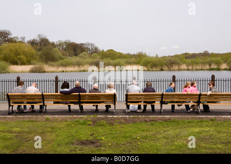 Le centre-ville de Knutsford Cheshire UK les gens assis sur des bancs avec vue sur piscine Moor Banque D'Images