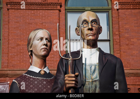 American Gothic de Grant Wood qu'une statue à l'extérieur du bâtiment historique maison des douanes à Key West en Floride Banque D'Images