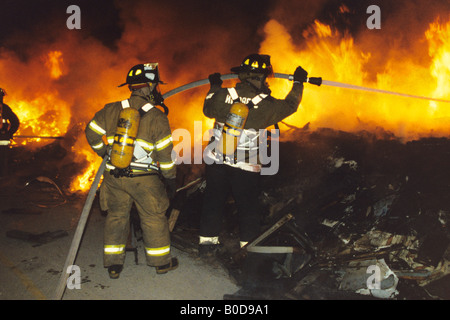 Les pompiers qui combattent le feu Detroit USA, par John Mielcarek/Dembinsky photo Assoc Banque D'Images