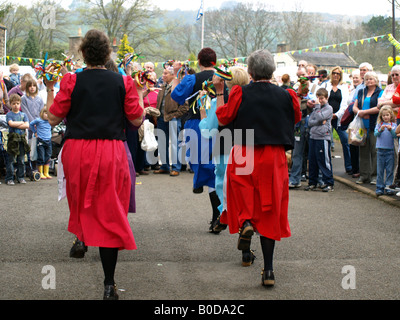 Les femmes Morris Dancers à l'ashover,carnaval,derbyshire uk. Banque D'Images