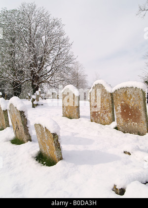 Pierres tombales couvertes de neige Banque D'Images