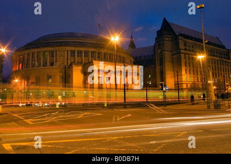 Le métro tram passant la rotonde de la bibliothèque centrale de Manchester en début de soirée Banque D'Images