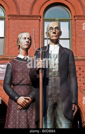 American Gothic de Grant Wood qu'une statue à l'extérieur du bâtiment historique maison des douanes à Key West en Floride Banque D'Images