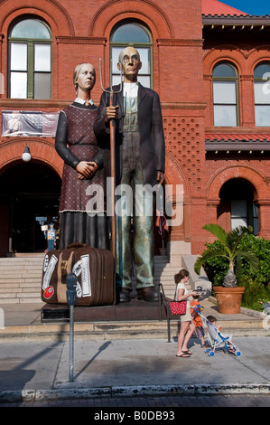 American Gothic de Grant Wood qu'une statue à l'extérieur du bâtiment historique maison des douanes à Key West en Floride Banque D'Images