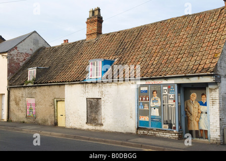 Le magasin du village a fermé ses portes. Pauvreté rurale East Angelia. Dépeuplement récession, Chatteris Cambridgeshire années 2000 Royaume-Uni HOMER SYKES Banque D'Images