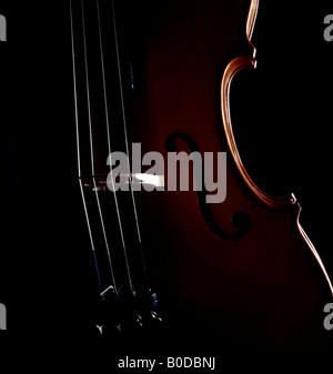 Violoncelle sur fond noir Banque D'Images