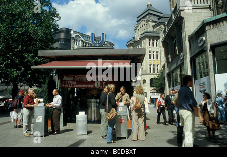 Les aliments populaires de vente stand saucisses frites traditionnelles sur Moenckebergstrasse en centre-ville de Hambourg, Allemagne Banque D'Images