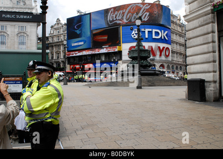 Deux agents de la Police métropolitaine de la zone d'exclusion de patrouille à Piccadilly Circus, Londres après la tentative d'attentat à la voiture 07 Haymarket Banque D'Images