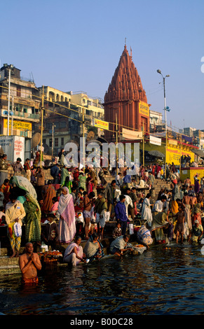 Pèlerins hindous à Varanasi en tenant un rituel matin rafraîchir dans la sainte Gange Banque D'Images