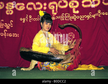 Fille jouant la harpe de Birmanie Myanmar Mandalay Banque D'Images