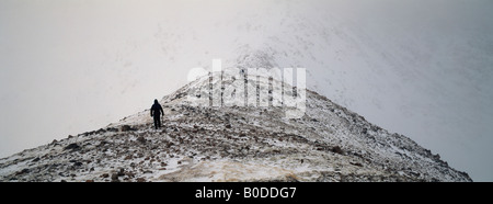 Panorama d'alpinistes sur une arête en hiver, Ecosse Banque D'Images