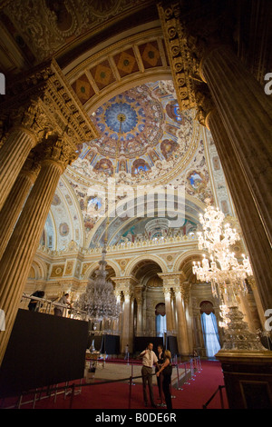 Entrée salle de cérémonie. Une paire de guides parlent à une entrée à la salle de bal de ce plus haut palace Banque D'Images