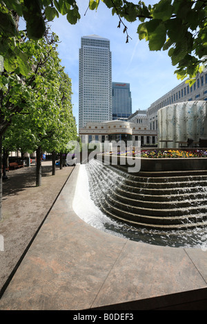 Canary Wharf - Fontaine dans Square Cabot. Banque D'Images