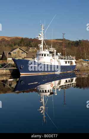 Voile l'hiver dans le bassin de Corpach Caledonian Canal Banque D'Images