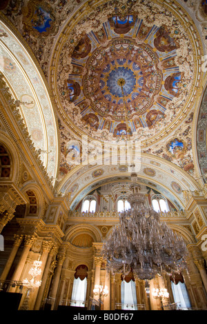 Grande salle de cérémonie type Euro. Le plafond décoré bombé et massif de la salle de bal du lustre au-dessus de ce palace Banque D'Images