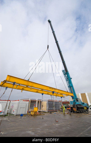 Grue de levage et l'age du bâtiment pré fabriqué Banque D'Images