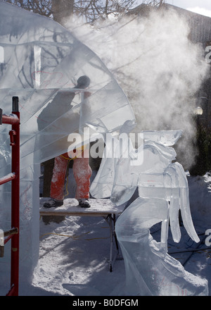 Sculpture sur glace et neige battant : une sculpture de glace de Geisha commence à prendre forme dans un nuage de glace comme l'artiste travaille Banque D'Images